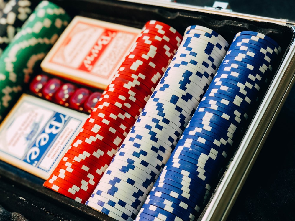 Chip poker dan kartu remi tersusun di atas meja permainan