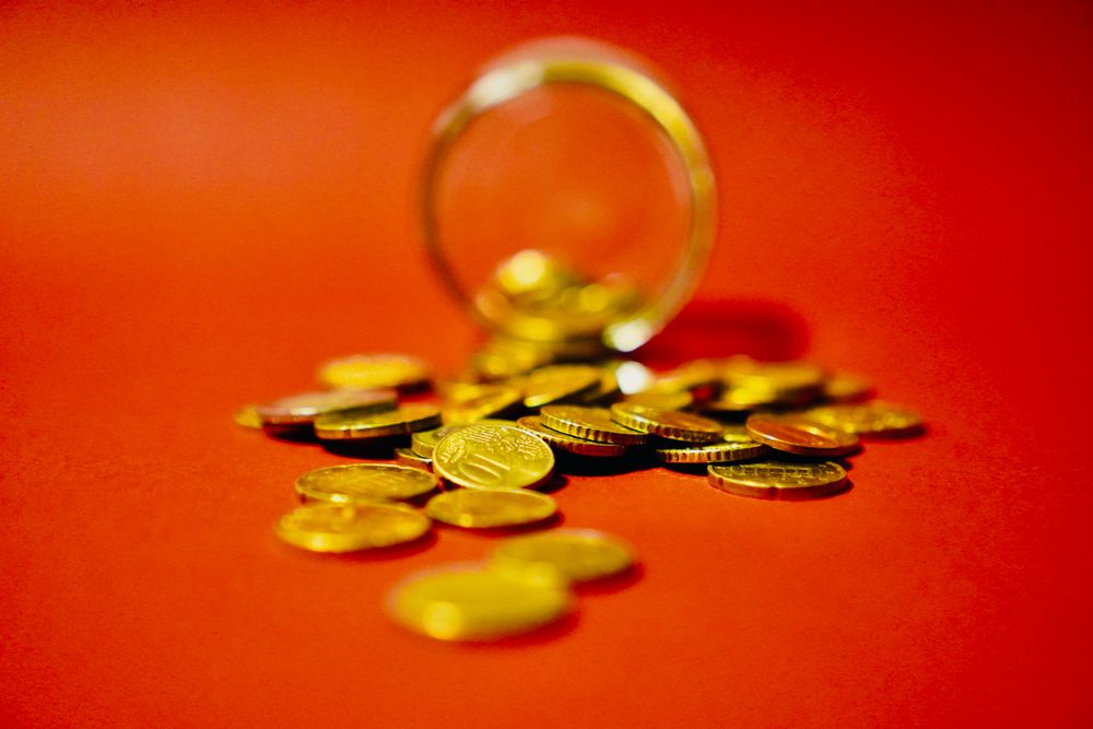 Tumpukan koin yang menggambarkan konsep cashback mingguan