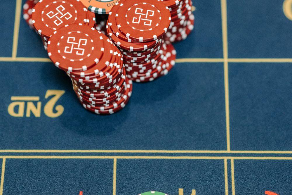 Meja permainan kasino sebagai ilustrasi bonus deposit