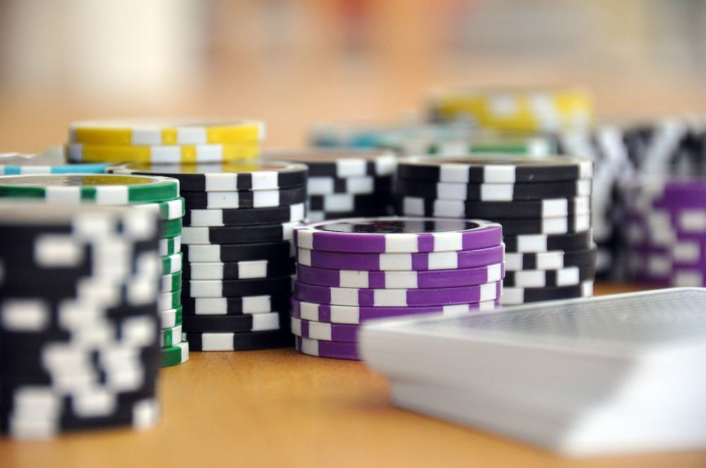 Kartu dan chip poker sebagai ilustrasi rebate turnover